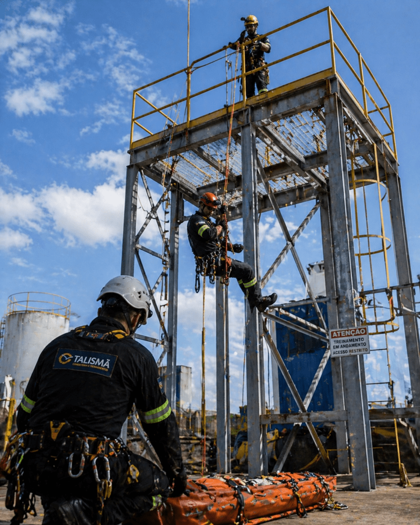 Resgate em espaço confinado e trabalho em altura: como garantir segurança com a NBR 16710 7 - Blog