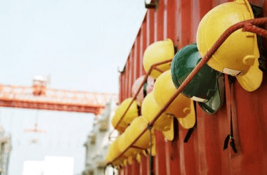 Imagem de capacetes suspensos em um canteiro de obra