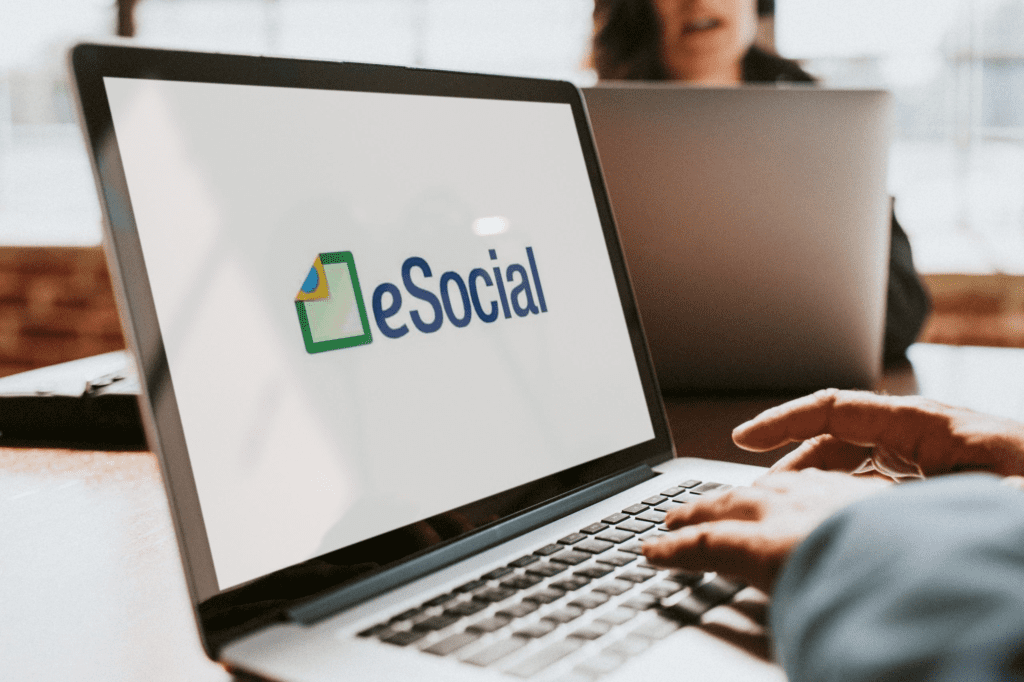 Computador com a página do eSocial em uso.