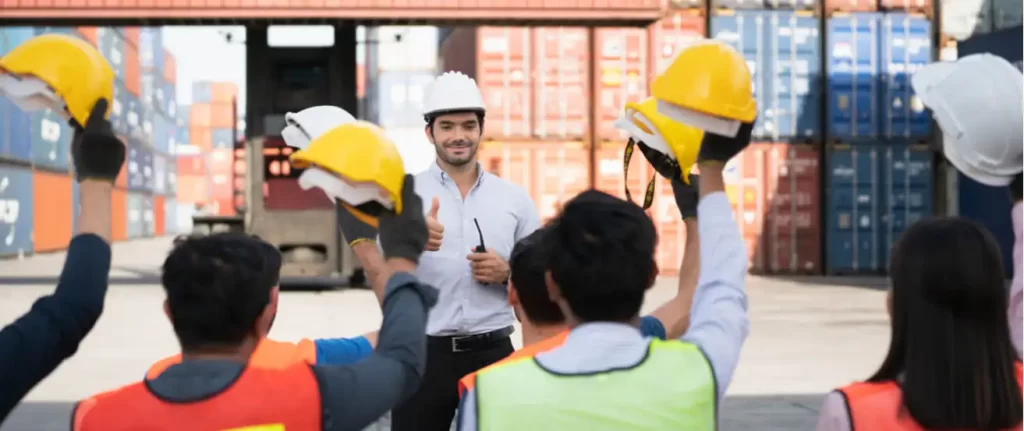 Reunião empresarial com foco em segurança do trabalho.